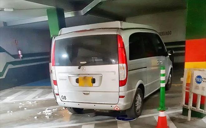 Dừng xe ngay đoạn dốc trong bãi đỗ, cặp đôi bị xe tải cán qua người