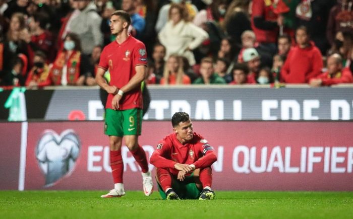 Ronaldo đơn độc, ngồi khóc sau trận thua nghiệt ngã của Bồ Đào Nha