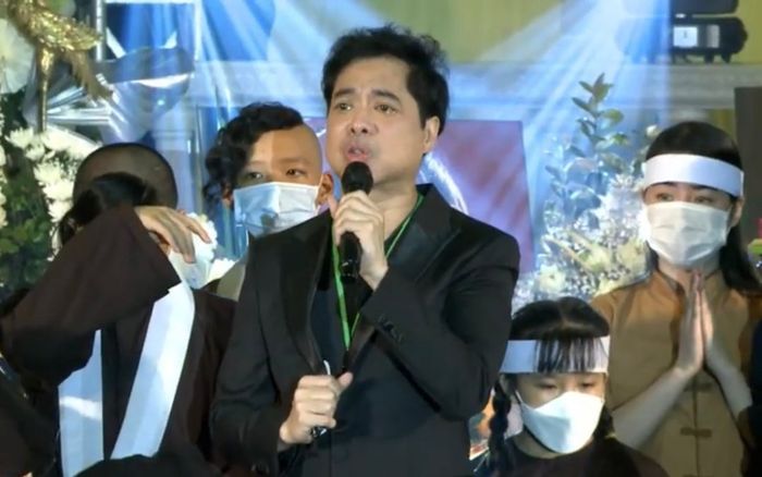 Ngọc Sơn nghẹn ngào tại lễ cúng 49 ngày của Phi Nhung, đại diện trao 500 triệu cho con nuôi cố ca sĩ