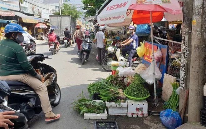 Nam thanh niên hung hãn đuổi chém một người phụ nữ bán rau ở TP.HCM