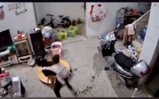 Chồng suốt ngày nhậu nhẹt 'bù khú', vợ bất lực tự tát vào mặt mình rồi đập đồ đạc trước mặt hai con nhỏ