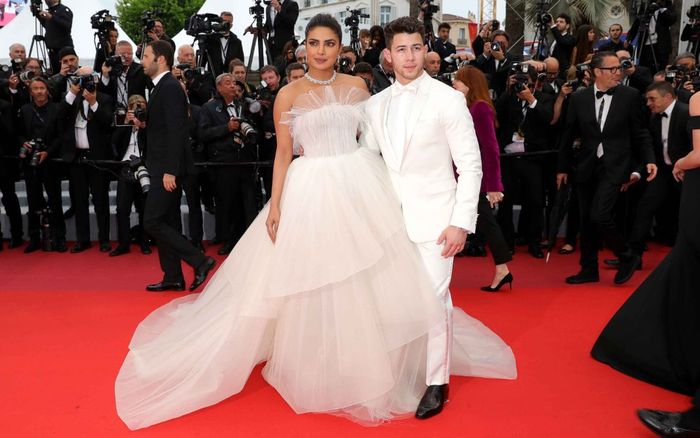 Sao nữ Hollywood chuộng mốt mặc váy cưới lên thảm đỏ