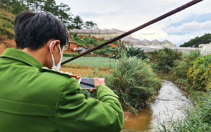 Rủ nhau đi kích cá, 3 người trong một gia đình bị điện giật tử vong
