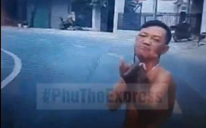 Người đàn ông bất ngờ chặn đầu ô tô, cầm vật giống súng chĩa thẳng tài xế dọa bắn