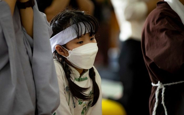 Quặn lòng câu hỏi ngây ngô của con nuôi Phi Nhung trong lễ cúng 49 ngày