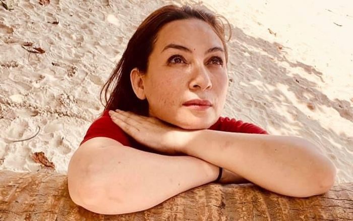 Phi Nhung từng quỳ gối để xin một điều cho các con nuôi