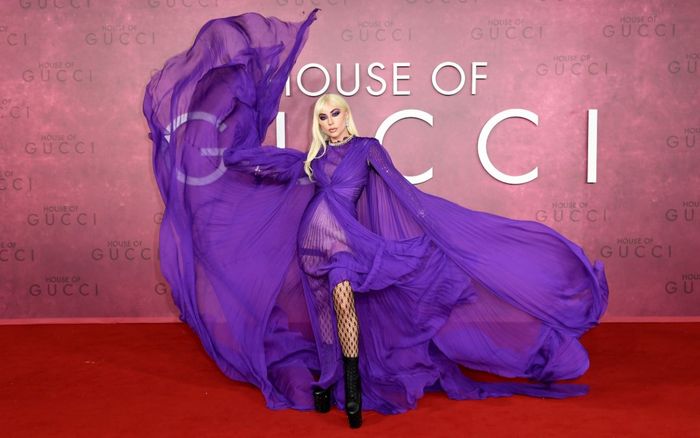 Lady Gaga càn quét thảm đỏ với loạt váy xẻ cao, xuyên thấu