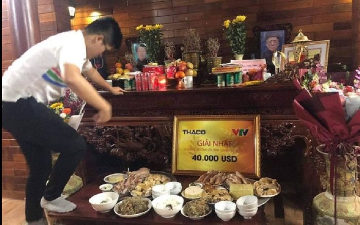Thắp hương gia tiên sau chiến thắng ở Olympia, Hoàng Khánh khiến dân mạng tranh cãi vì chi tiết này