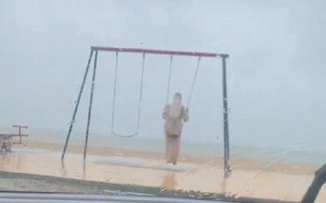 Đi dạo trên bãi biển, anh chàng ngỡ ngàng trước hành động 'lạ' của người phụ nữ