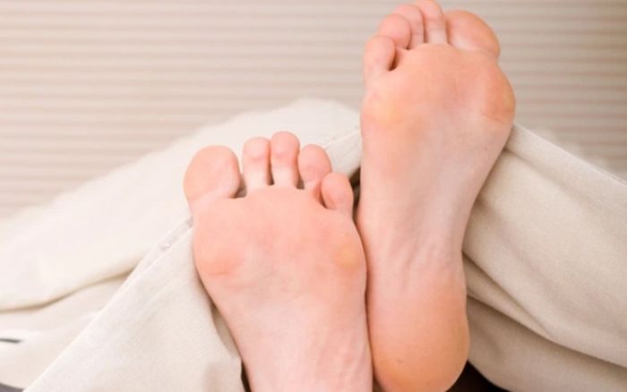 Phát hiện phản ứng phụ hiếm gặp ở bàn chân sau khi tiêm vaccine Covid-19 mùa lạnh