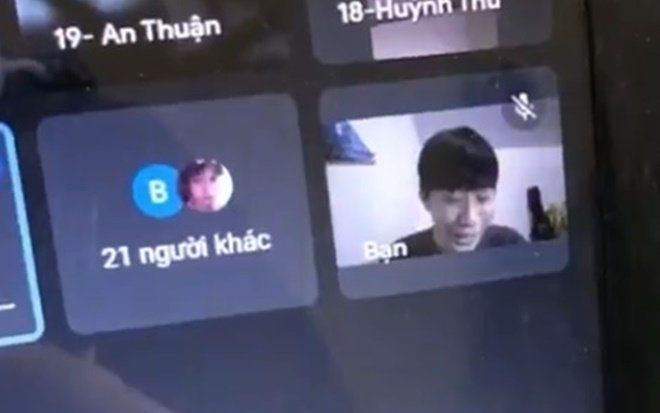 Buồn ngủ khi đang trong lớp online, nam sinh bất ngờ thể hiện loạt biểu cảm kỳ lạ khiến dân tình cười lăn