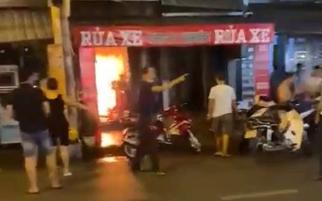 Sau tiếng cãi vã, tiệm rửa xe vừa khai trương bất ngờ bốc cháy dữ dội trong đêm