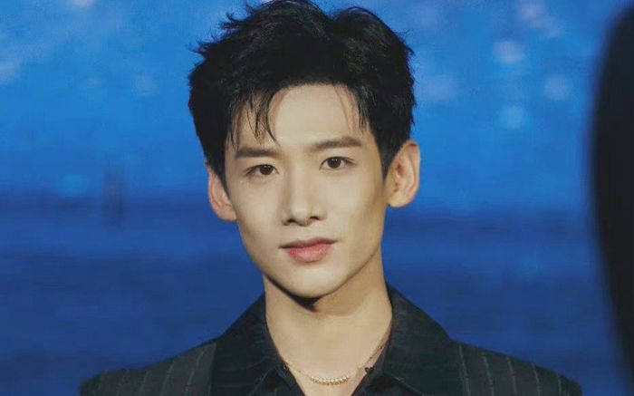 Hết 'tấu hài' với cây dù, Bạch Kính Đình ứng xử tinh tế khi bị trao nhầm cúp với Trương Nhược Quân