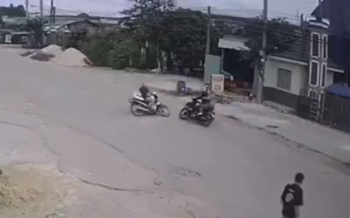 Ông chú bẻ lái chặn đầu 2 tên trộm xe máy, hành động của nam thanh niên sau đó khiến gia chủ khóc thét