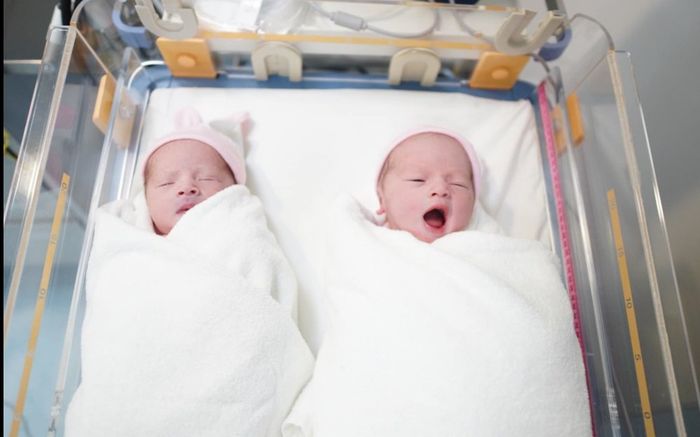 Á hậu Diễm Châu thông báo vừa hạ sinh 2 bé gái sinh đôi
