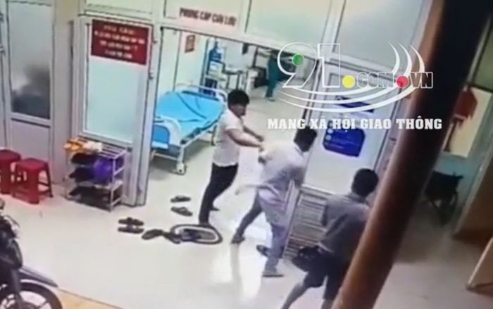 Clip: Người nhà bệnh nhân bất ngờ lao vào hành hung nhân viên y tế ngay tại phòng cấp cứu