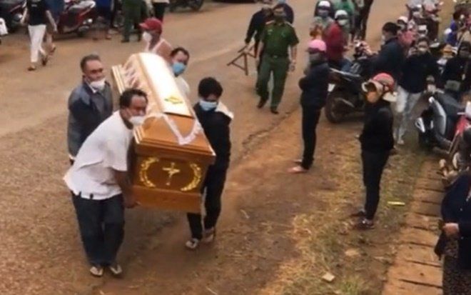 Người phụ nữ khiêng quan tài đến tận nhà con nợ đòi tiền, cầm micro réo gọi gây náo loạn cả khu vực