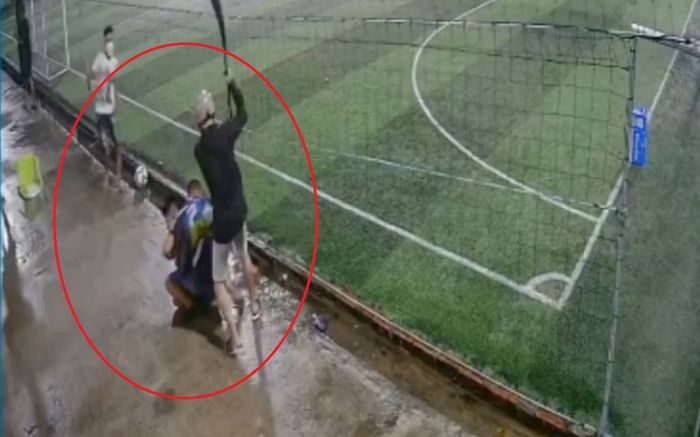 Clip: Kinh hoàng nhóm người cầm hung khí truy sát nam thanh niên tại sân bóng mini