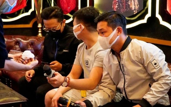 Vừa được hoạt động trở lại, TP.HCM tiếp tục tạm ngưng karaoke, vũ trường, massage, spa, quán bar