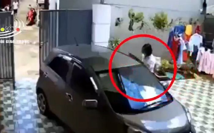 Clip: Nữ tài xế liên tiếp 2 lần đạp nhầm chân ga, người nhà la hét thất thanh vì suýt gây hậu quả lớn