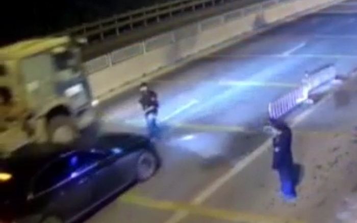 Clip: Ô tô 4 chỗ tông ngã chiến sĩ CSCĐ tại chốt kiểm soát dịch rồi tăng ga bỏ chạy