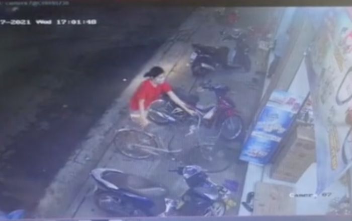 Đạp xe đi mua đồ ở quán tạp hoá, người phụ nữ trở về với phương tiện 'lạ' khiến ai nấy ngỡ ngàng