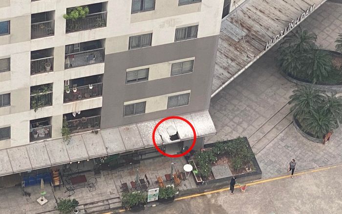 Hà Nội: Người đàn ông rơi từ tầng 12 chung cư Linh Đàm, xuyên thủng mái quán cà phê xuống đất tử vong