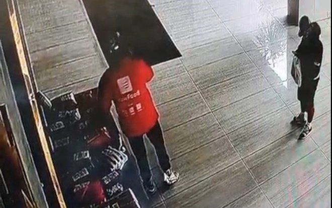 Thanh niên giả vờ nghe điện thoại rồi nhanh tay lấy trộm đồ của người dân gửi tại sảnh chung cư ở Hà Nội