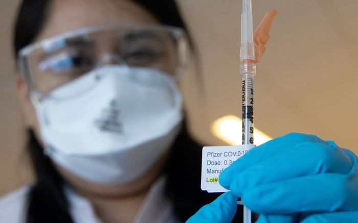 Mỹ: 14 trẻ bị tiêm quá liều vaccine Pfizer khiến phụ huynh phẫn nộ