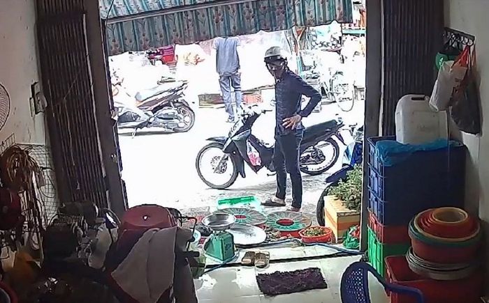 Thấy bà chủ bán cá đang ngủ trưa, nam thanh niên âm thầm lẻn vào rồi làm ra hành động xấu xí này