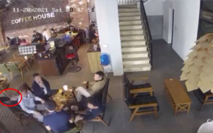 Clip khoảng khắc rợn người vụ nổ súng bắn gục đối phương trong quán cafe ở Nghệ An
