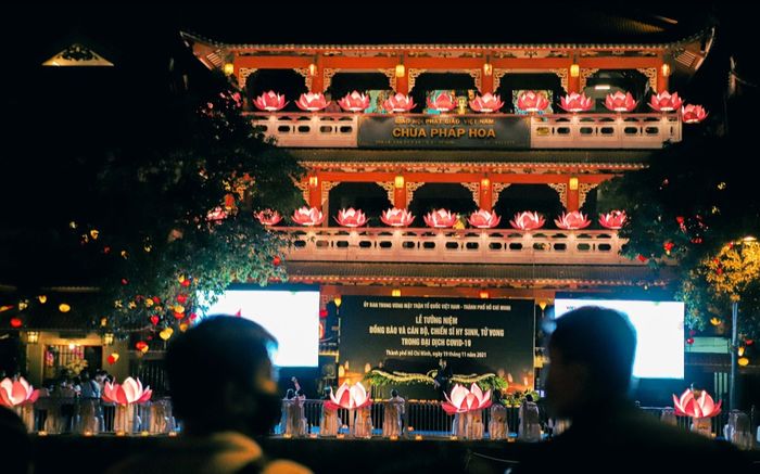 Nhìn lại đêm tưởng nhớ 23.400 cuộc đời dừng lại vì Covid-19: Giọt nước mắt và những ký ức thương đau