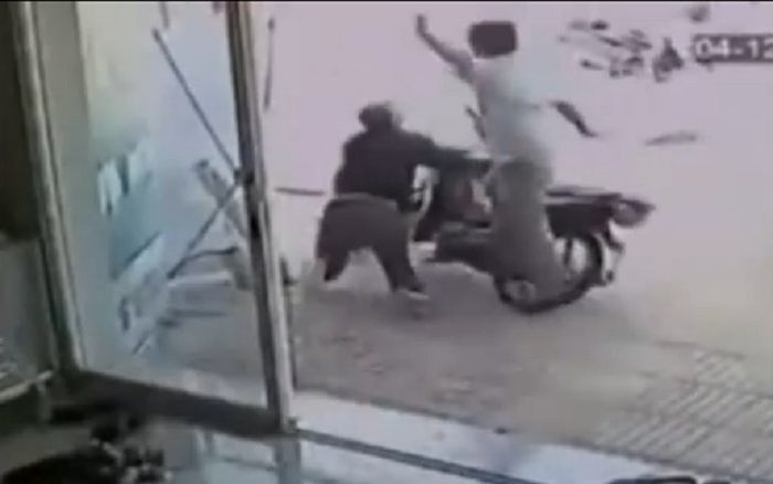Phát hiện xe máy bị bẻ khóa, chủ nhà lao ra 'tung cước' đá tên trộm ngã sấp mặt