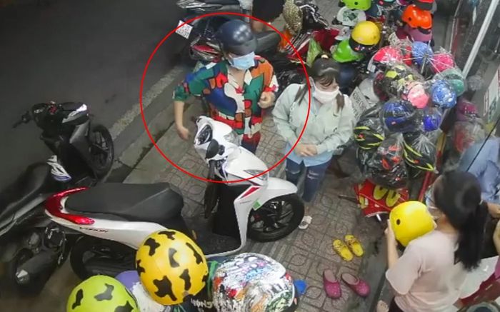 Clip: Người phụ nữ vờ hỏi mua mũ bảo hiểm rồi nhanh tay lấy trộm điện thoại của cô gái
