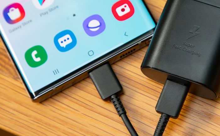 Cách sạc pin nhanh hơn cho điện thoại Samsung giúp bạn không phải chờ đợi lâu