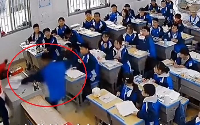 Nam sinh THCS ở Trung Quốc bất ngờ lao lên bục giảng hành hung giáo viên trước sự ngỡ ngàng của cả lớp
