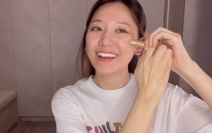 Mặt mộc gây sốc của Hari Won: Da căng bóng nhờ skincare 'đơn giản' nhưng toàn đồ chất lượng