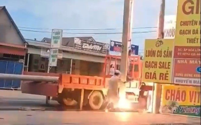 Thất kinh khoảnh khắc trụ bê tông va chạm với điện trung thế khiến 3 công nhân thương vong