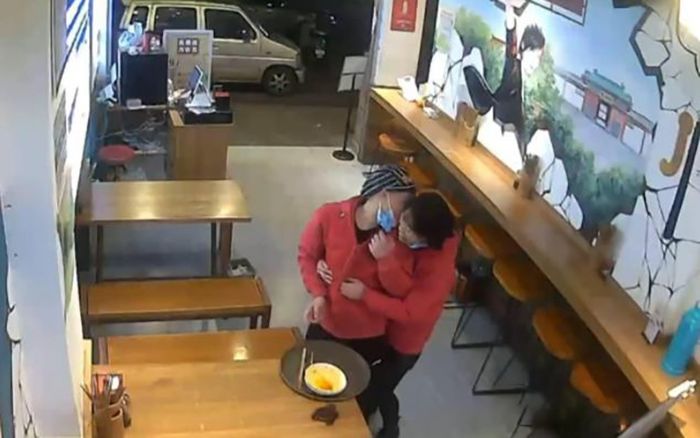 Âu yếm trong giờ làm, hai nhân viên bị chủ quán 'phạt nặng', dân tình không bênh lại vỗ tay ủng hộ