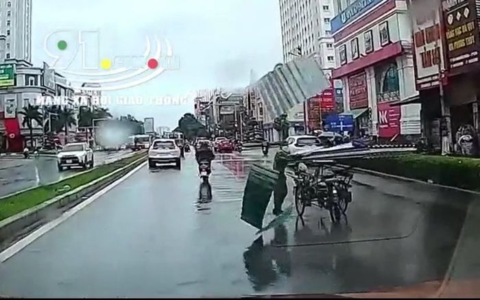 'Đứng tim' cảnh gió thổi nhiều tấm tôn bay tứ tung, người đi đường hoảng hốt bỏ cả xe chạy thoát thân