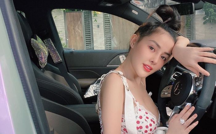 Ngân 98 khoe xế xịn mới tậu sau dịch, còn hứa năm sau 'rước thêm vài chiếc'