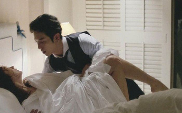 Hồi hộp đón chồng trong đêm tân hôn, cô dâu bẽ bàng khi thấy người nằm cạnh vào sáng sớm