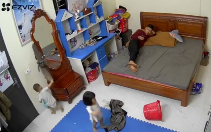Trông con nhưng mắt 'dán' vào điện thoại, ông bố suýt hối hận cả đời vì sự cố bất ngờ đến từ đứa trẻ