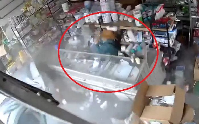 Đang ngồi kiểm kê tiền bạc, người phụ nữ được phen 'mất vía' vì ô tô mất lái bất ngờ đâm sầm vào