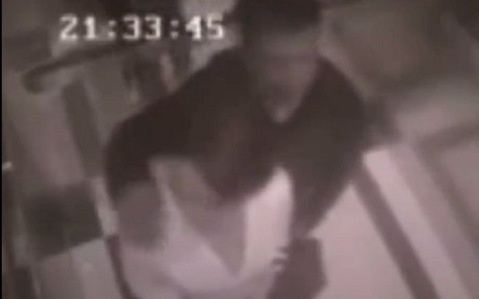 'Bàn tay hư' định luồn vào áo cô gái trong thang máy, thanh niên liền nhận cái kết 'nổ đom đóm mắt'