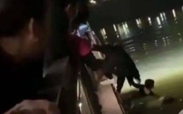 Nhảy xuống sông cứu người đuối nước khi nhiệt độ chỉ 9°C, người hùng lại bị gia đình mắng té tát