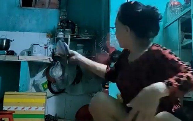 Clip: Vợ ném cả mâm bát đĩa vỡ tan tành, thẳng tay hất cả 2 két bia vào chồng vì tối ngày nhậu nhẹt