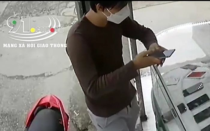 Clip: Nam thanh niên vờ hỏi mua điện thoại rồi cầm chạy mất, chủ cửa hàng 'phi' qua tủ kính đuổi theo