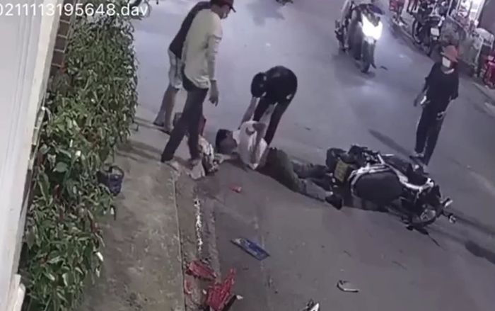 Clip: Người đàn ông nằm bất động sau va chạm, hành động của 2 thanh niên sau đó mới gây bức xúc