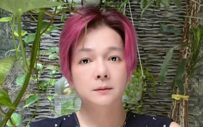 Vũ Hà khoe áo 'độc lạ' bà xã đích thân may tặng, còn cấm không được chê xấu